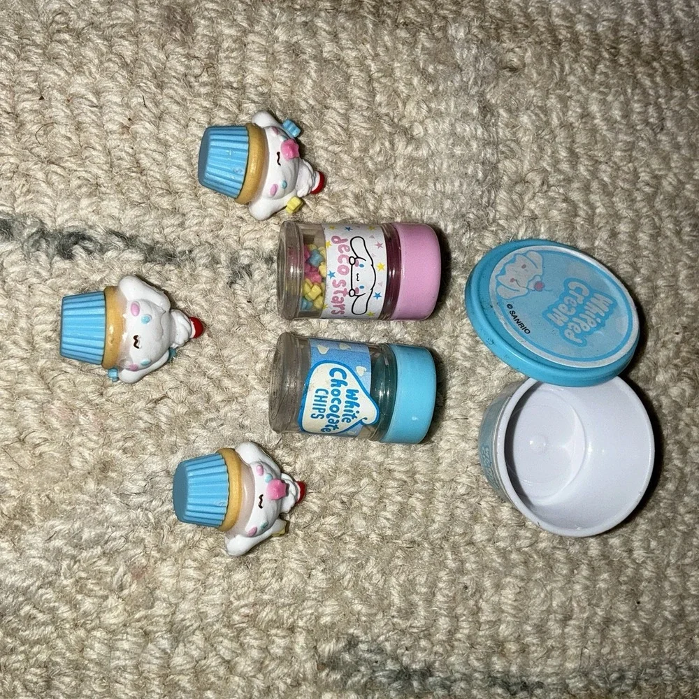 Miniverse: Cinnamoroll Make it Mini Hello Kitty & Friends Series 2 Cupcakes